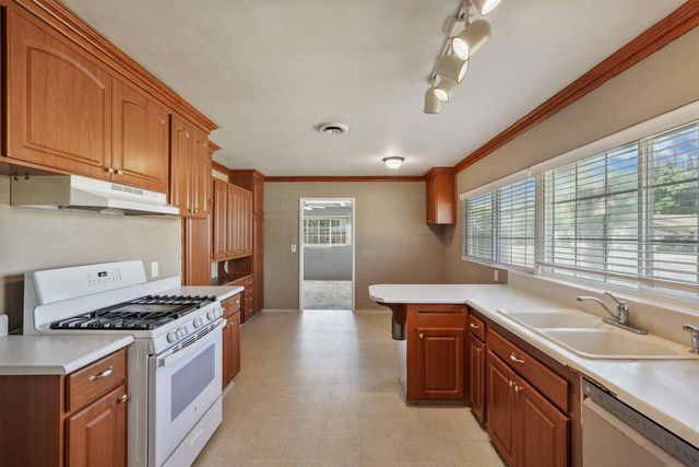 281 Lambuth Ave, Oakdale, CA 95361