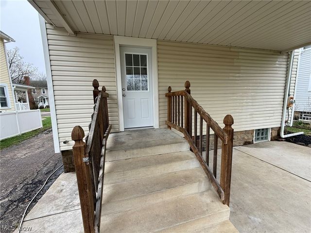 728 Oak Street NW, New Philadelphia, OH 44663