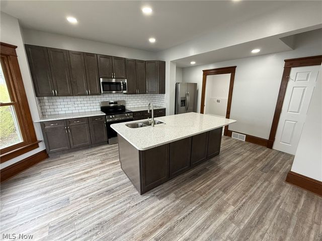 728 Oak Street NW, New Philadelphia, OH 44663