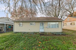 909 Royal Heights Road, Belleville, IL 62226