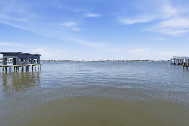 2002 Cove Park Drive, Kemah, TX 77565