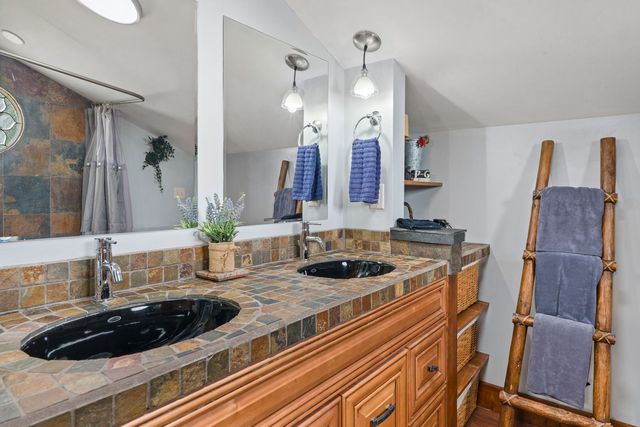 124 Oak Street, Leclaire, IA 52753