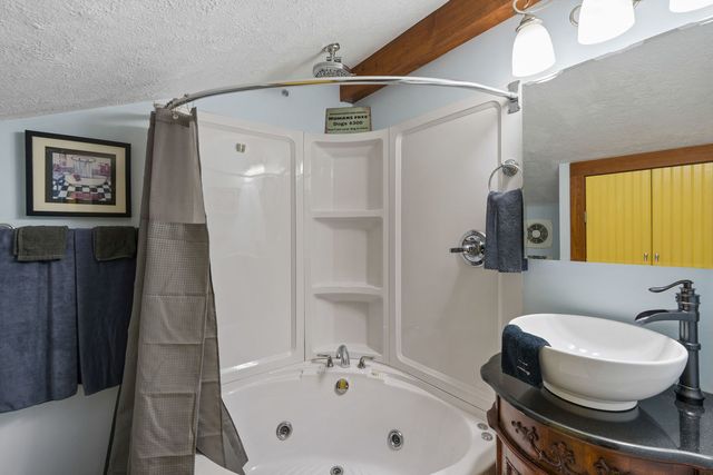 124 Oak Street, Leclaire, IA 52753