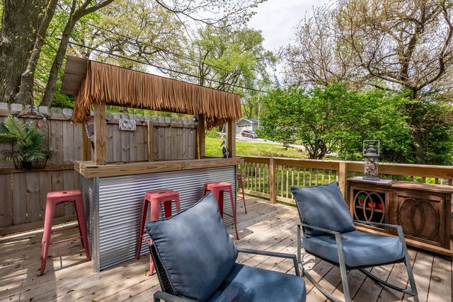 124 Oak Street, Leclaire, IA 52753