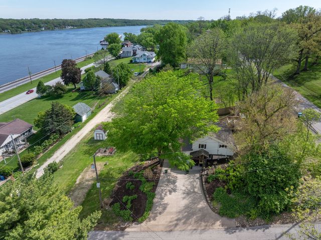 124 Oak Street, Leclaire, IA 52753