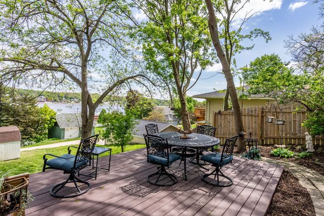 124 Oak Street, Leclaire, IA 52753