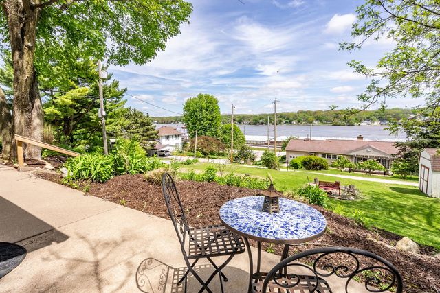 124 Oak Street, Leclaire, IA 52753