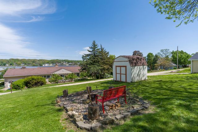 124 Oak Street, Leclaire, IA 52753