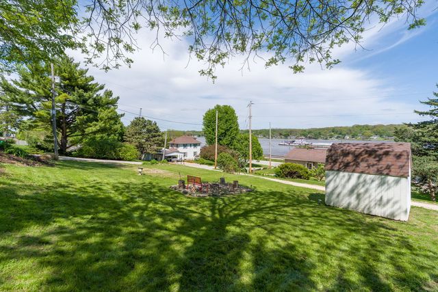 124 Oak Street, Leclaire, IA 52753