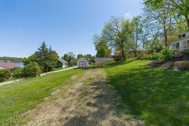 124 Oak Street, Leclaire, IA 52753