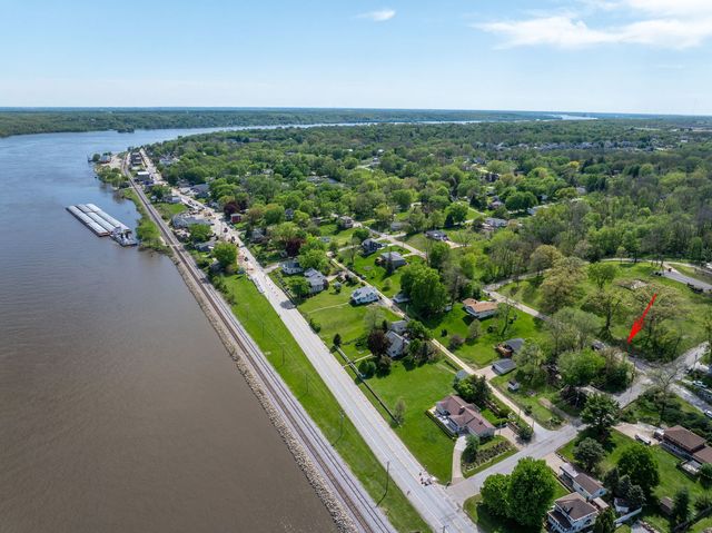 124 Oak Street, Leclaire, IA 52753