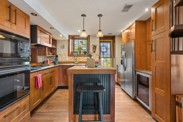 124 Oak Street, Leclaire, IA 52753