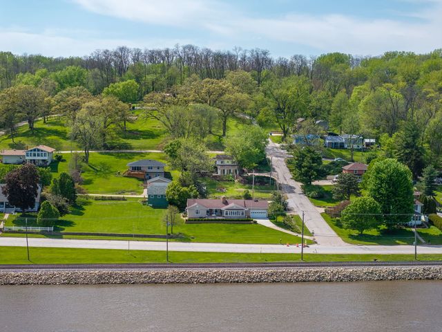124 Oak Street, Leclaire, IA 52753