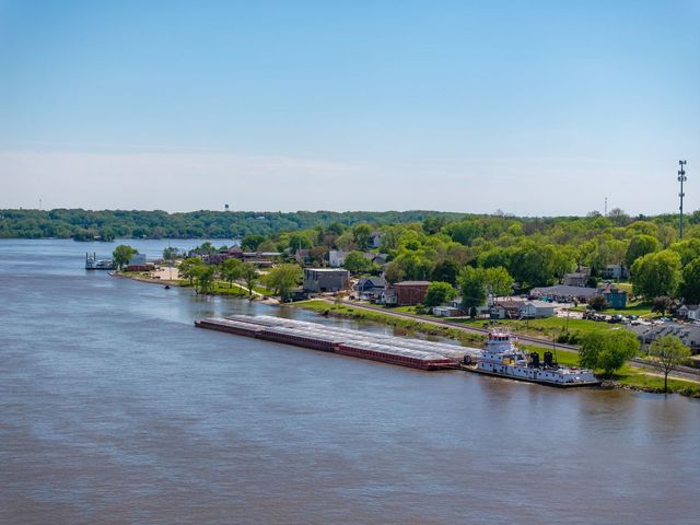 124 Oak Street, Leclaire, IA 52753