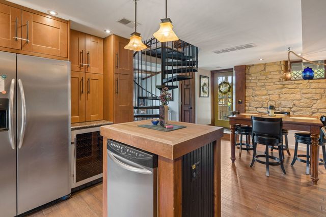 124 Oak Street, Leclaire, IA 52753