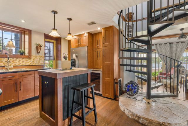 124 Oak Street, Leclaire, IA 52753