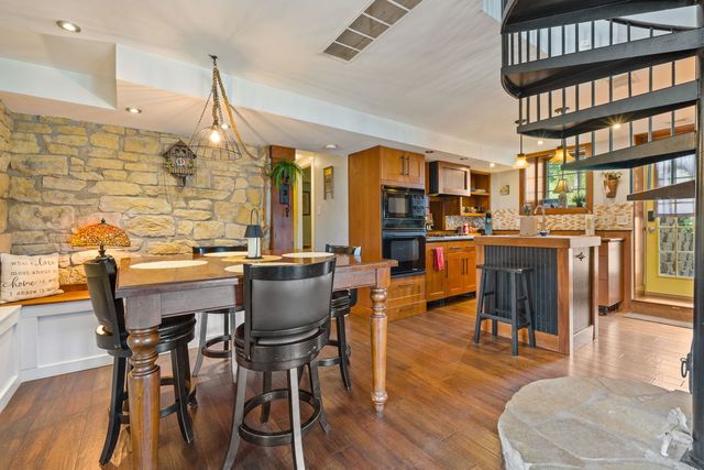 124 Oak Street, Leclaire, IA 52753