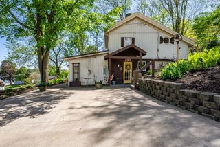124 Oak Street, Leclaire, IA 52753