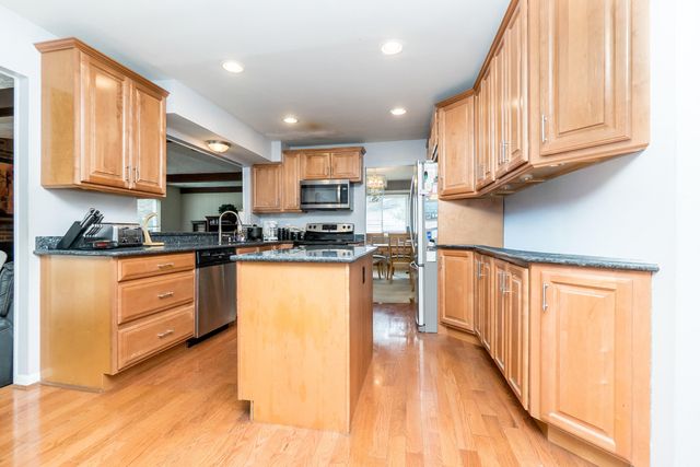 25569 Kilreigh Drive, Farmington Hills, MI 48336