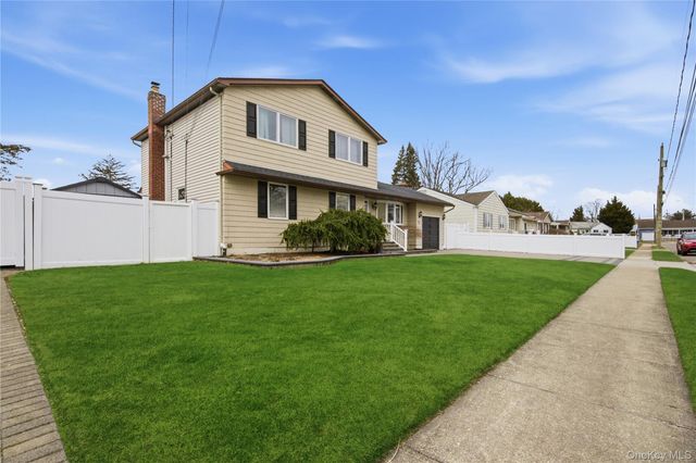 5 Wheeler Court, Deer Park, NY 11729