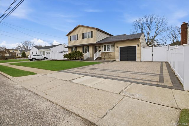 5 Wheeler Court, Deer Park, NY 11729