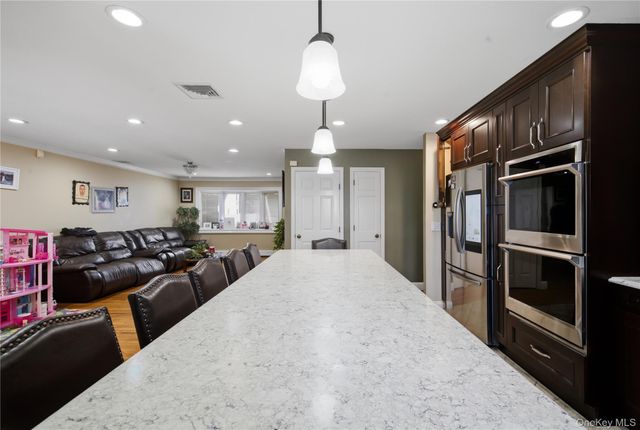 5 Wheeler Court, Deer Park, NY 11729