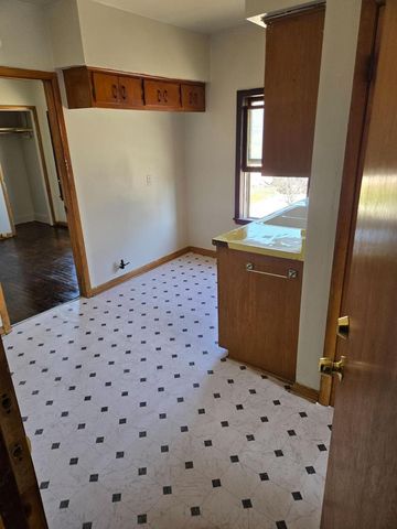 1601 S 85th STREET, West Allis, WI 53214