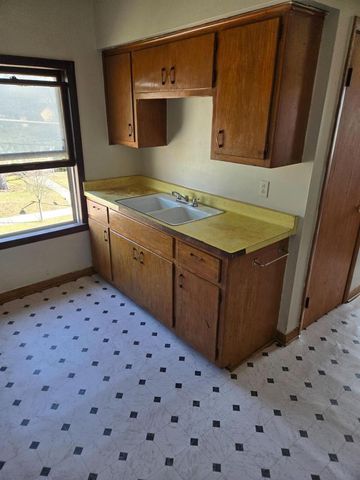 1601 S 85th STREET, West Allis, WI 53214