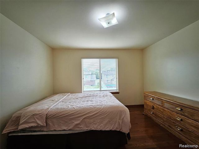 15801 Toulouse, Fraser, MI 48026