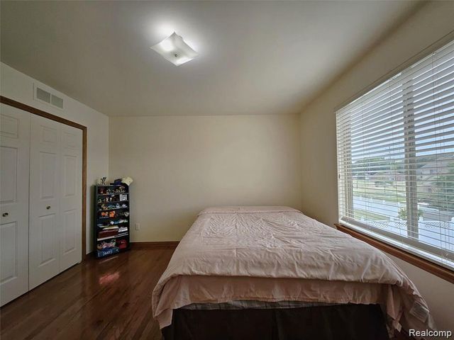 15801 Toulouse, Fraser, MI 48026