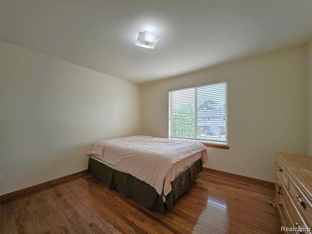 15801 Toulouse, Fraser, MI 48026