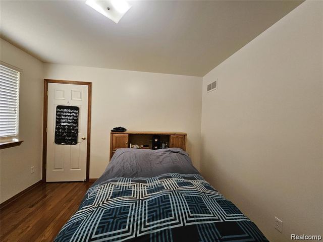 15801 Toulouse, Fraser, MI 48026