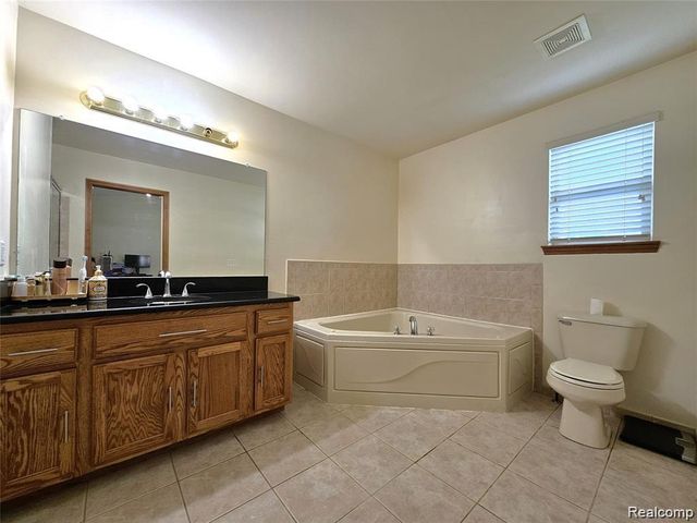 15801 Toulouse, Fraser, MI 48026