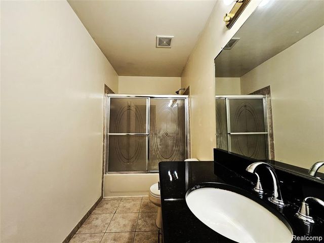 15801 Toulouse, Fraser, MI 48026