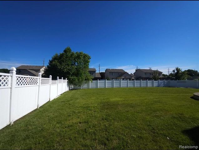 15801 Toulouse, Fraser, MI 48026