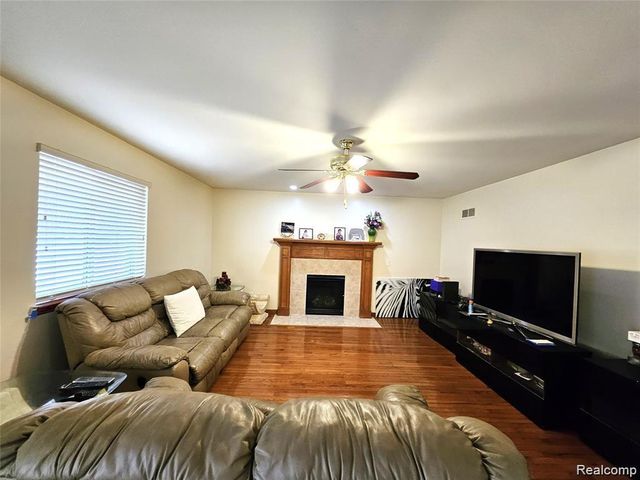 15801 Toulouse, Fraser, MI 48026