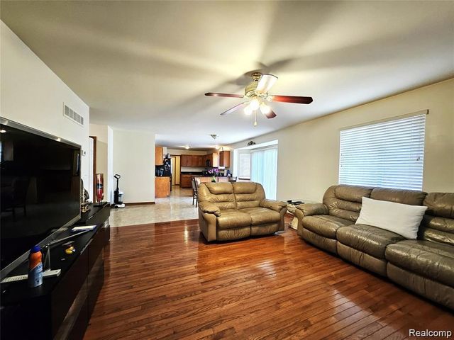 15801 Toulouse, Fraser, MI 48026