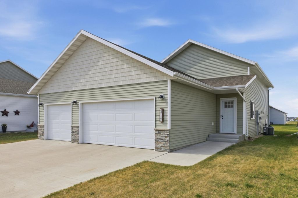 6717 71st Avenue S, Horace, ND 58047