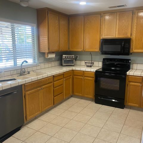 1095 Skyway Ct, Turlock, CA 95380