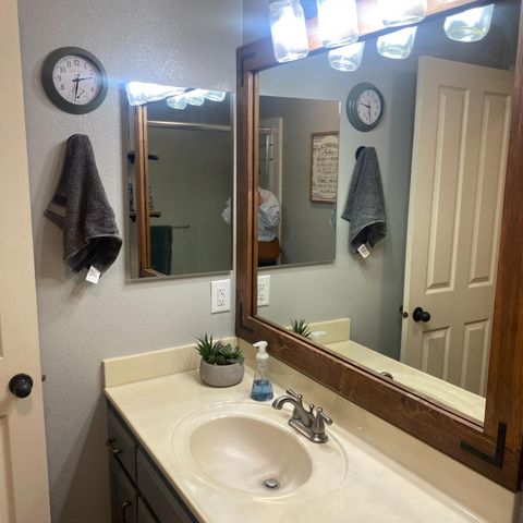 1095 Skyway Ct, Turlock, CA 95380