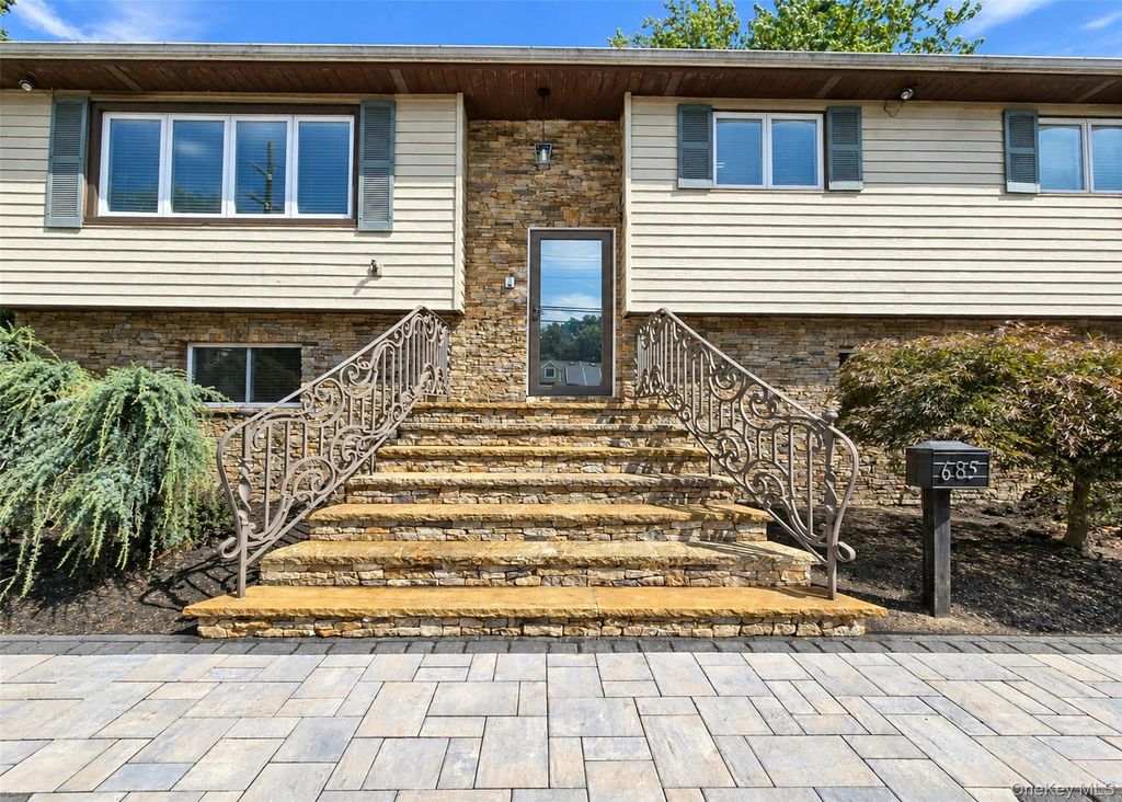 685 Carlls Path, Deer Park, NY 11729 — photo 2
