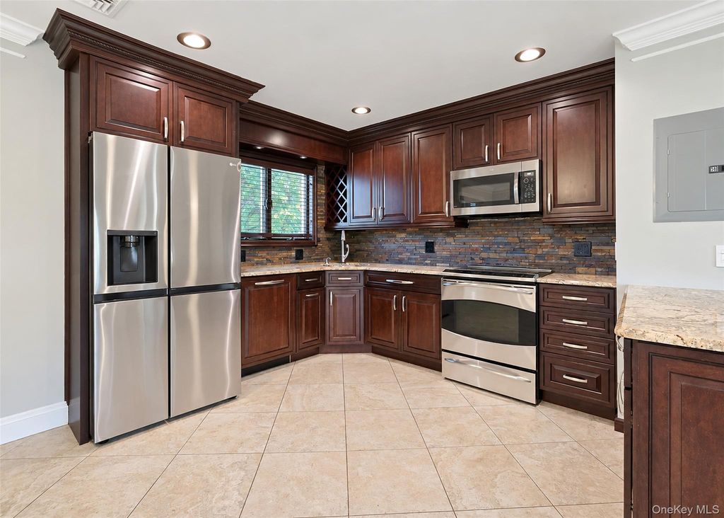 685 Carlls Path, Deer Park, NY 11729 — photo 3
