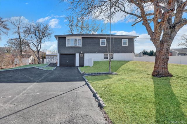 39 Roosevelt Boulevard, East Patchogue, NY 11772