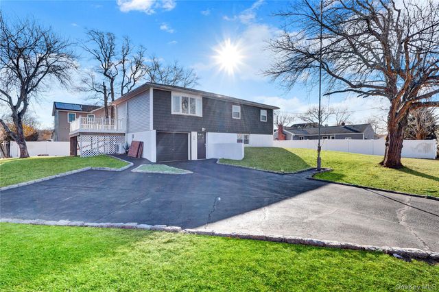 39 Roosevelt Boulevard, East Patchogue, NY 11772