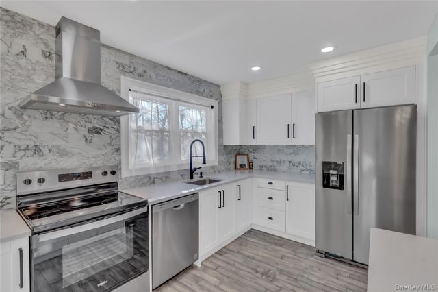 39 Roosevelt Boulevard, East Patchogue, NY 11772