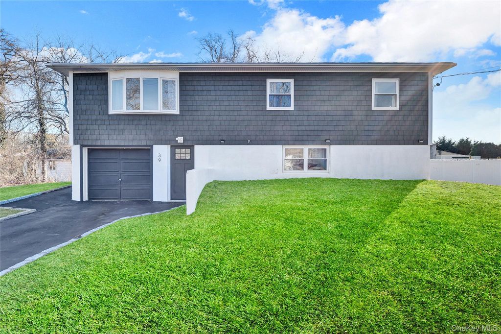 39 Roosevelt Boulevard, East Patchogue, NY 11772