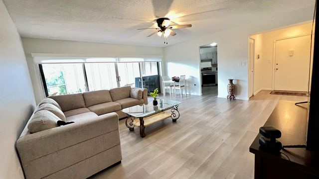 7 Greenway Village N 105, Royal Palm Beach, FL 33411