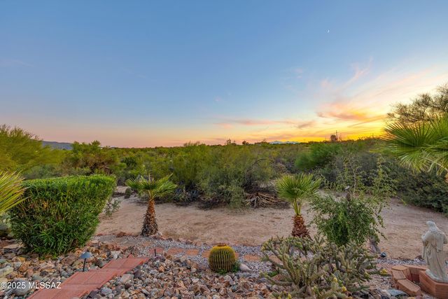 1798 S Sunlit Sand Place, Tucson, AZ 85748
