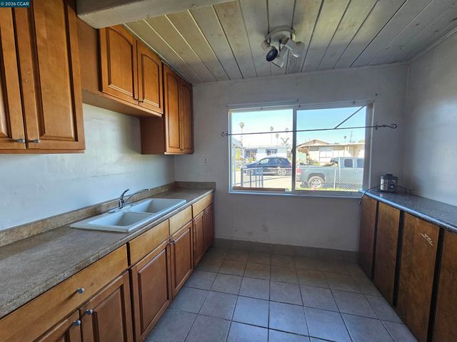 604 Harrison Dr, Richmond, CA 94806