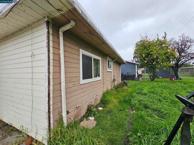 604 Harrison Dr, Richmond, CA 94806